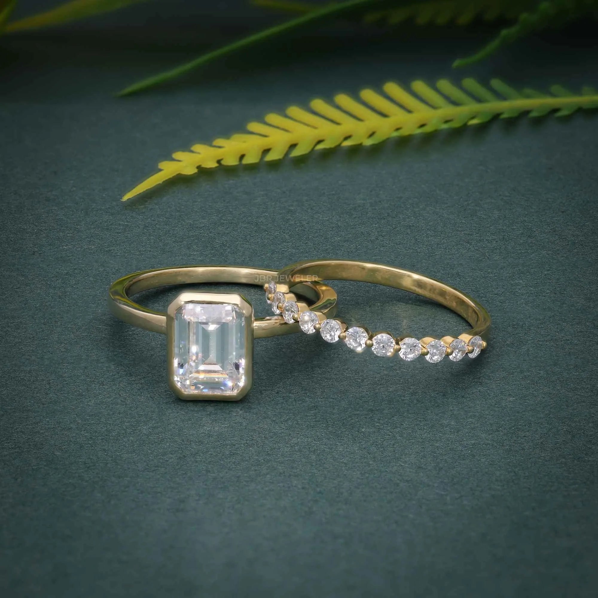 Top Trending Emerald IGI Certified VVS Lab Grown Diamond Bridal Set With 14k Gold Eternity Wedding Band For Women At Low Price