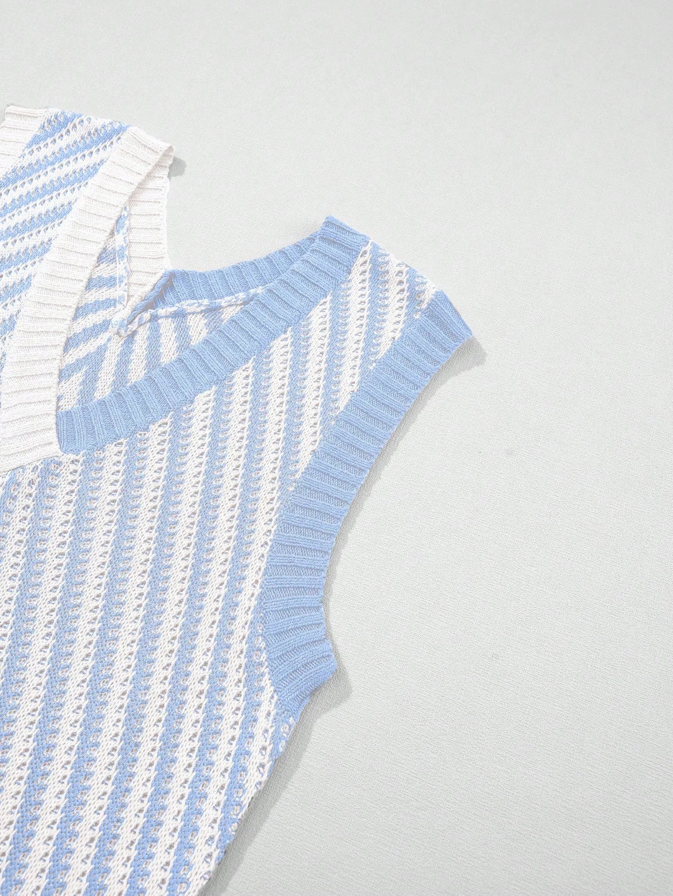2026 New Women's Multi-Color Stripe Contrast Casual Ribbed V-Neck Vest Summer Vacation Style Ladies' Fashion Top