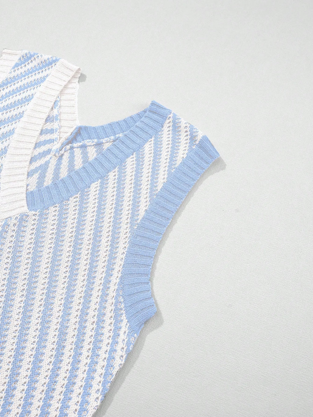 2026 New Women's Multi-Color Stripe Contrast Casual Ribbed V-Neck Vest Summer Vacation Style Ladies' Fashion Top