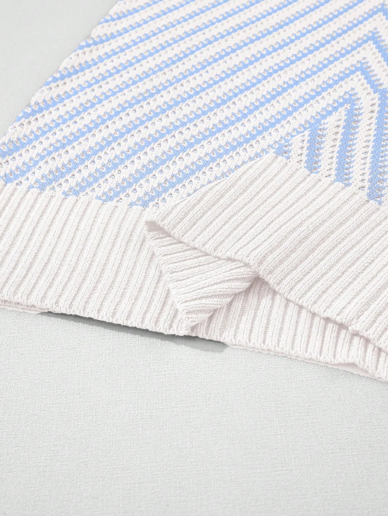 2026 New Women's Multi-Color Stripe Contrast Casual Ribbed V-Neck Vest Summer Vacation Style Ladies' Fashion Top